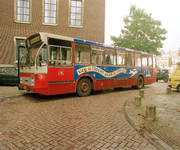 822968 Afbeelding van een GVU-stadsbus met aan de zijkant reclame voor de jeugdmanifestatie Van U-trecht naar ...